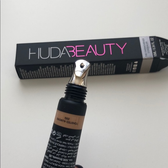 Huda Beauty Concealer - Picture 2 of 3
